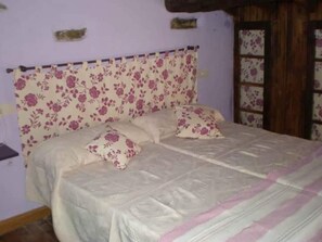 6 chambres, bureau, fer et planche à repasser, lit parapluie