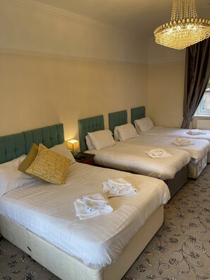 Family Room | Desk, laptop workspace, free WiFi