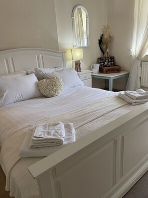 King En Suite | Desk, laptop workspace, free WiFi - The Old Rectory (Jarrow)