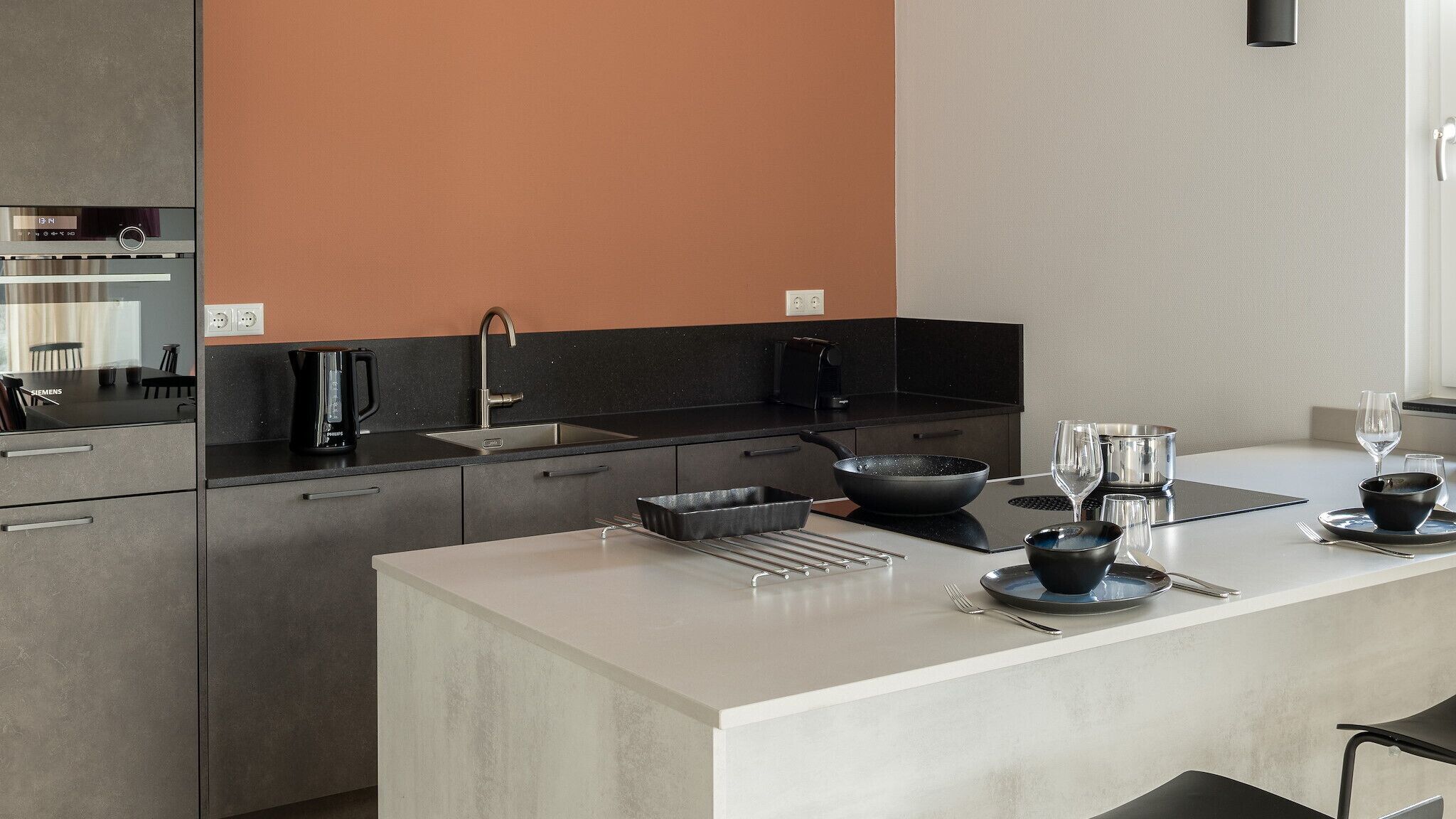 Een koelkast, een kookplaat, een vaatwasser, een waterkoker