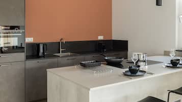 Een koelkast, een kookplaat, een vaatwasser, een waterkoker