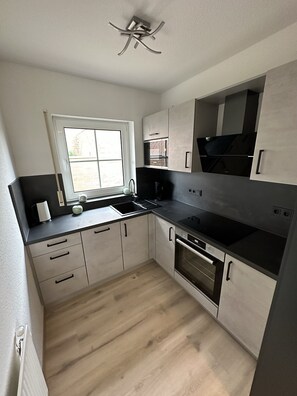 Réfrigérateur, four à micro-ondes, un four, surface de cuisson