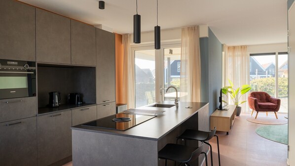 Refrigerador, parrilla de estufa, lavavajillas y tetera eléctrica