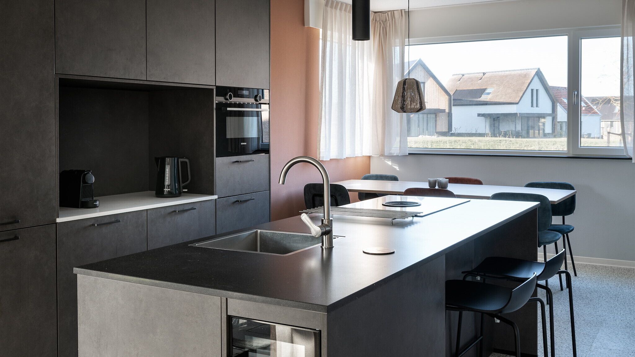 Een koelkast, een kookplaat, een vaatwasser, een waterkoker