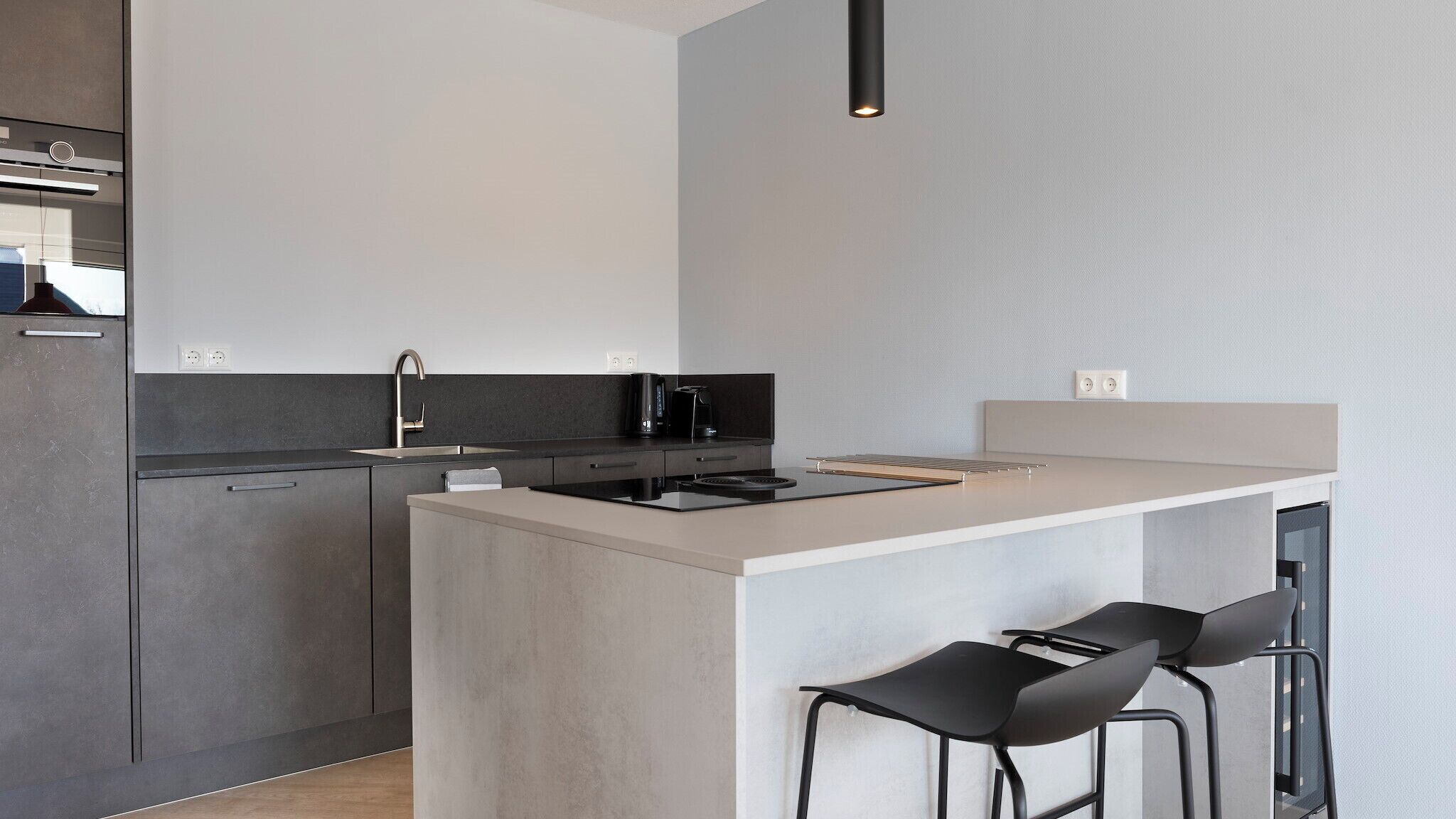 Een koelkast, een kookplaat, een vaatwasser, een waterkoker