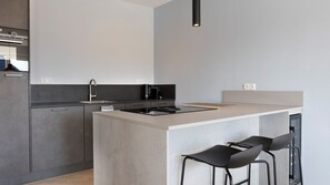 Kühlschrank, Herdplatte, Geschirrspüler, Wasserkocher