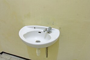 Shower, towels - Hotel O Unram Guest House (Mataram)