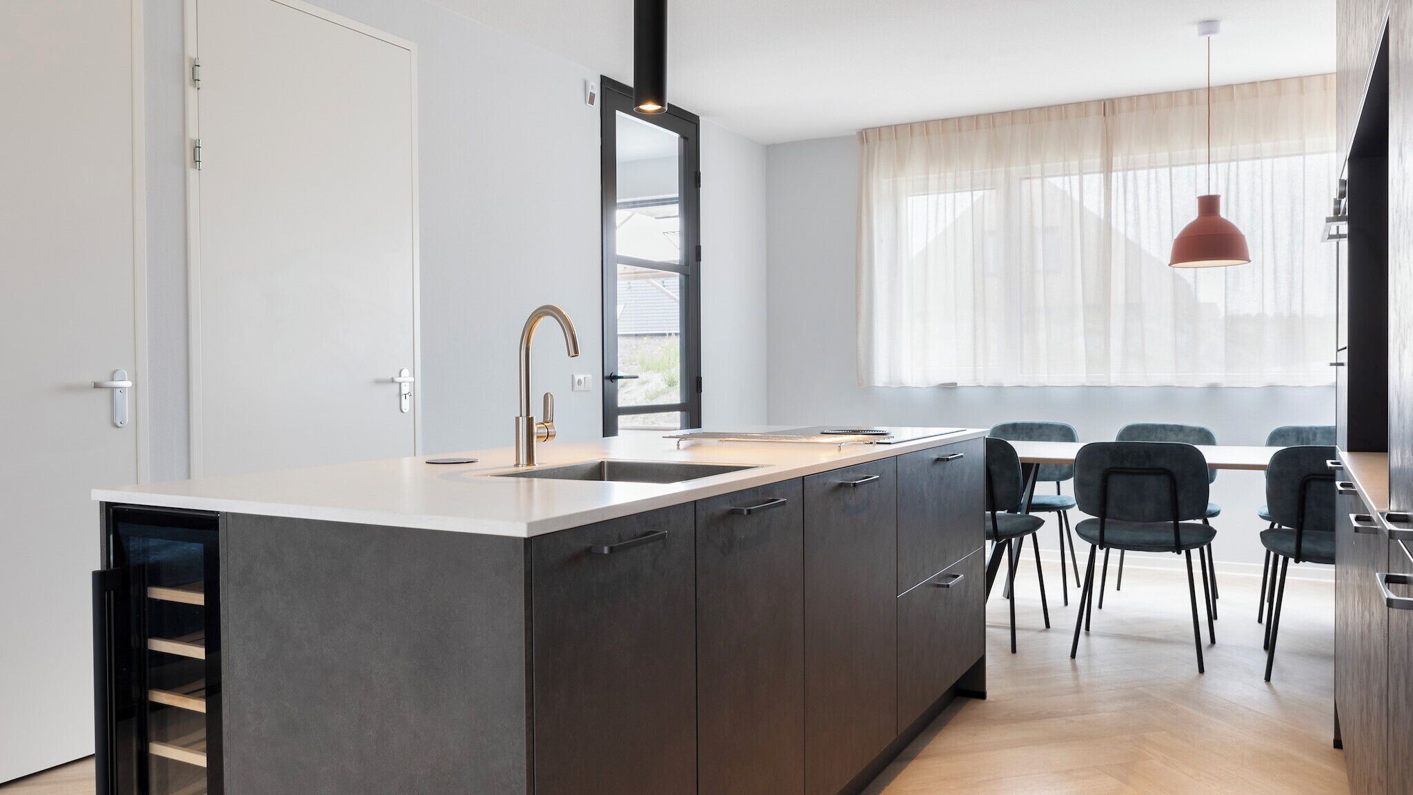 Een koelkast, een kookplaat, een vaatwasser, een waterkoker