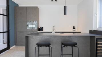 Een koelkast, een kookplaat, een waterkoker, een broodrooster