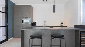 Kjøleskap, kokeplater, vannkoker og brødrister