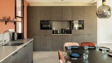 Frigorífico, placa de cocina, lavavajillas y hervidor eléctrico