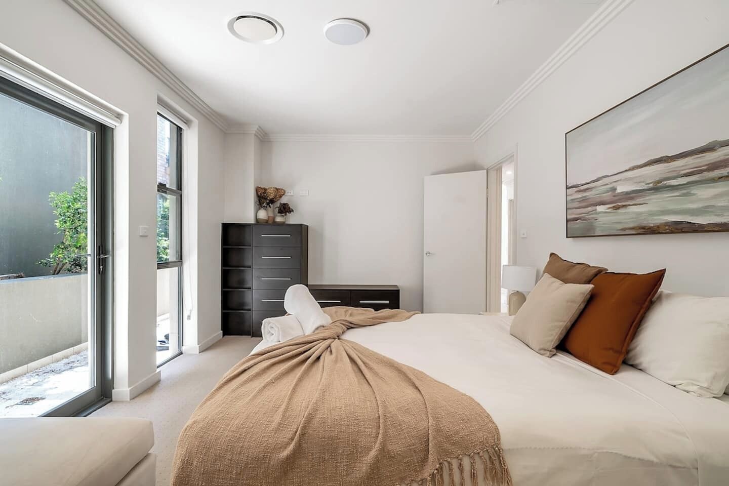 3 bedrooms, desk, iron/ironing board, travel cot