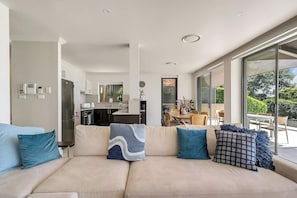 Smart TV, offices - Amelie - Luxury, Beach View 3 Bedroom Condo - 2 min walk to Terrigal Beach (Terrigal)