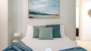3 soverom, skrivebord, strykejern/-brett og reiseseng for barn