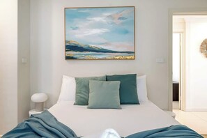 3 bedrooms, desk, iron/ironing board, travel crib - Amelie - Luxury, Beach View 3 Bedroom Condo - 2 min walk to Terrigal Beach (Terrigal)