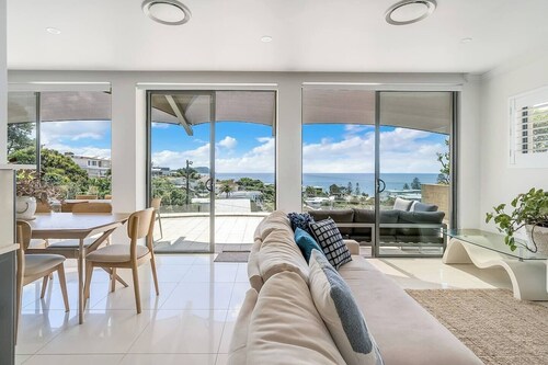 Amelie - Luxury, Beach View 3 Bedroom Condo  - 2 min walk to Terrigal Beach