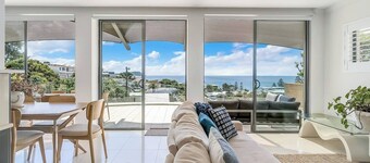 Amelie - Luxury, Beach View 3 Bedroom Condo - 2 min walk to Terrigal Beach