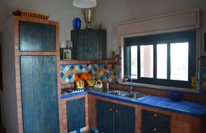 Classic Apartment, Multiple Beds | Private kitchen | Cookware/dishes/utensils - Case Tre Palme a San Lorenzo (Noto)