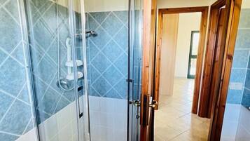 Appartamento | Bagno | Doccia, asciugacapelli, bidet