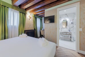 Egyptian cotton sheets, premium bedding, pillowtop beds, minibar - 312 Piazza San Marco (Venice)