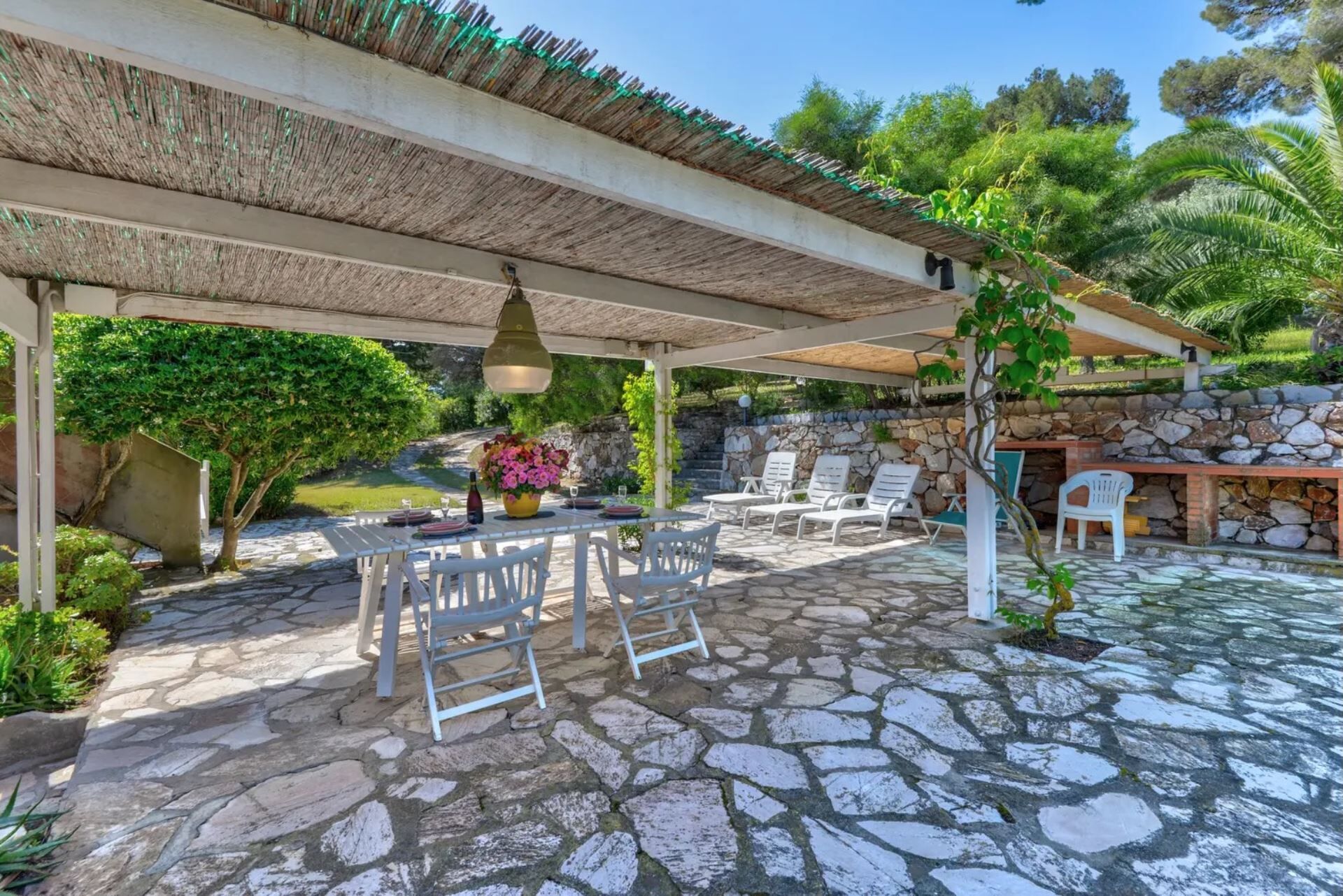 屋外ダイニングエリア