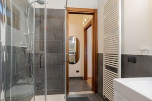 Bruser, hårtørrer, bidet, håndklæder