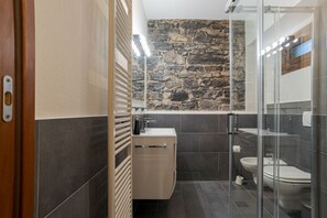 Douche, sèche-cheveux, bidet, serviettes fournies