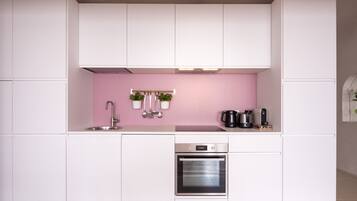 Kühlschrank, Ofen, Geschirrspüler, Wasserkocher