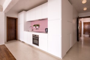 Kühlschrank, Ofen, Geschirrspüler, Wasserkocher