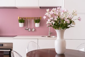 Kühlschrank, Ofen, Geschirrspüler, Wasserkocher mit Kaffee-/Teezubehör