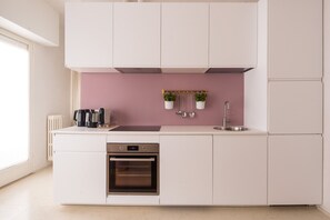 ثلاجة، فرن، غسالة أطباق، ماكينة لصنع القهوة/الشاي