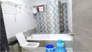 Kombinasi shower/bathtub, pancuran hujan,  dan handuk