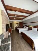 Habitación cuádruple Deluxe | Edredones de plumas, espacio para trabajar con un portátil, wifi gratis
