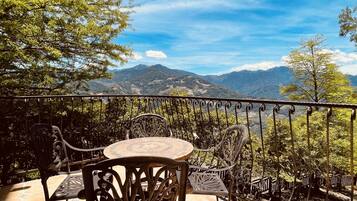 Quarto quádruplo luxo | 1 quarto, edredons de pluma, espaço de trabalho para notebook