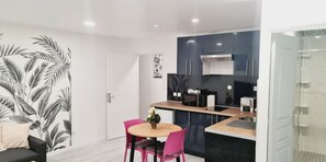 Réfrigérateur, micro-ondes, plaque de cuisson, cafetière/bouilloire