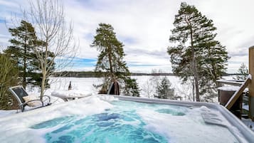 Villa – deluxe, 2 soverom, utsikt mot innsjø | 2 soverom, sengetøy av topp kvalitet, dundyner og senger med overmadrass