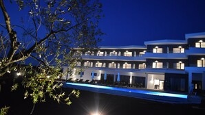 A modern hotel with multiple floors, a swimming pool, and outdoor seating areas. - Hotel Delfin Lanterna (Tar-Vabriga)