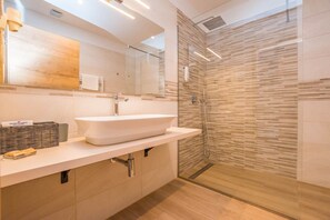 Rainfall showerhead, free toiletries, hair dryer, towels