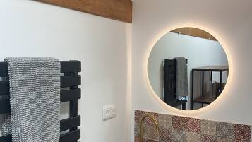 Douche, sèche-cheveux, serviettes fournies, savon