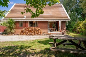 Outdoor dining - Bremner Lodge – Wanaka Holiday Home (Wanaka)