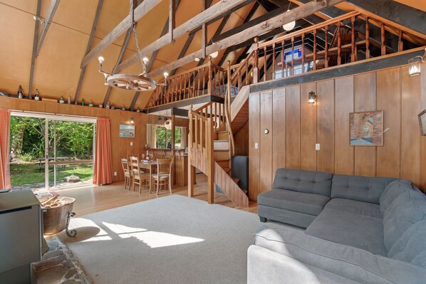 TV - Bremner Lodge – Wanaka Holiday Home (Wanaka)
