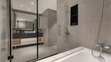 Un bagno moderno con doccia vetro, vasca e mobile lavabo con specchio.