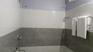 Dusj, dusjhode med hydromassaje, toalettartikler (inkludert) og hårføner