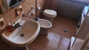 Asciugacapelli, bidet, asciugamani, sapone