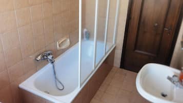 Asciugacapelli, bidet, asciugamani, sapone
