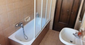 Secador de pelo, bidé, toallas y jabón