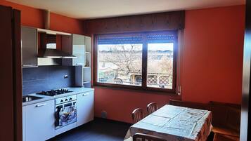 Frigorifero, forno, piano cottura, lavastoviglie