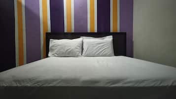 Habitación doble estándar | Espacio para trabajar con laptop, wifi gratis y ropa de cama