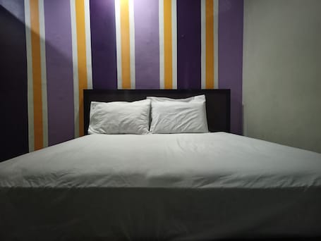 Espacio para trabajar con laptop, wifi gratis y ropa de cama