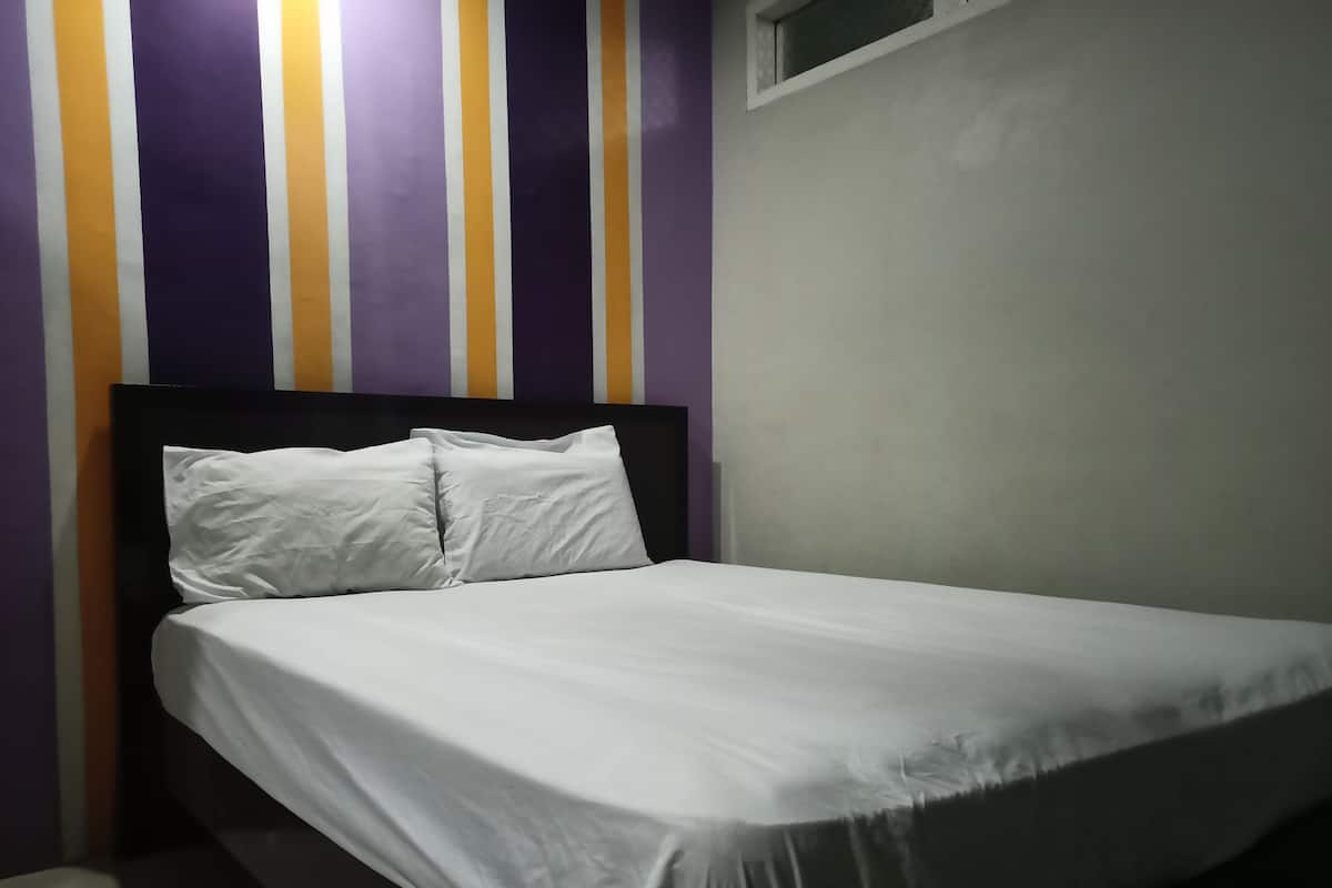 Laptop workspace, free WiFi, bed sheets